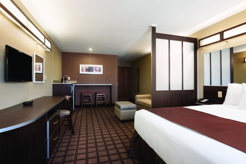 Quality Inn & Suites Kenedy - Karnes City Екстериор снимка