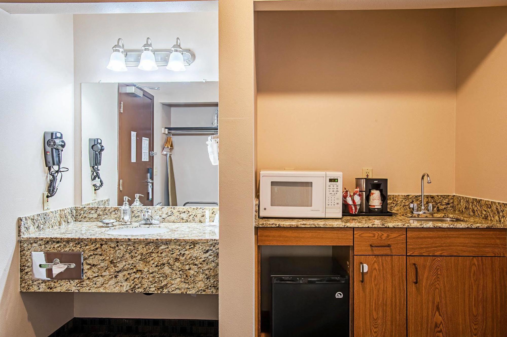Quality Inn & Suites Kenedy - Karnes City Екстериор снимка